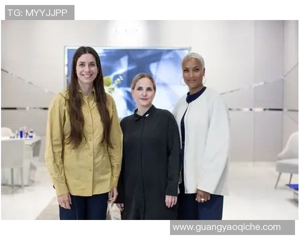 女性足球裁判崭露头角 成为绿茵场上的新星 打破性别偏见引领未来裁判新风潮