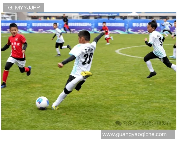 帅哥球星绿茵驰骋展现足球激情魅力与青春风采 帅哥球星绿茵驰骋展现足球激情魅力与青春风采