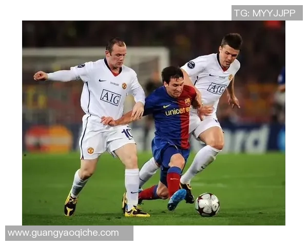 当两大足球巨星激情对决赛场中央肩并肩碰撞瞬间震撼全场 当两大足球巨星激情对决赛场中央肩并肩碰撞瞬间震撼全场