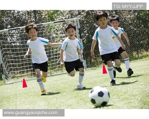 当足球巨星邂逅挚爱情人绿茵赛场外的浪漫与激情 当足球巨星邂逅挚爱情人绿茵赛场外的浪漫与激情