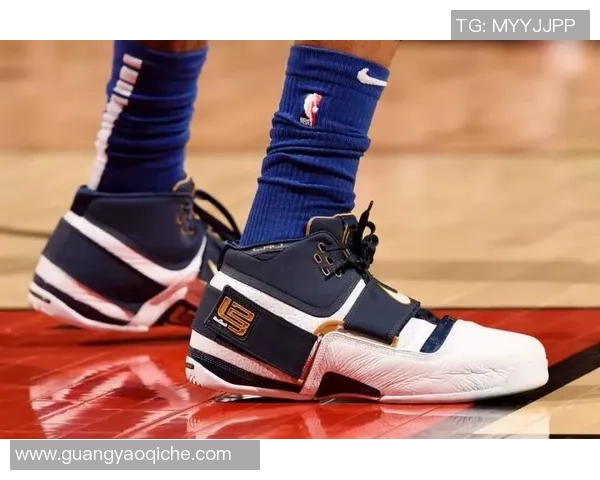 最新足球球星专属战靴揭秘,科技与设计的完美融合助力场上表现 最新足球球星专属战靴揭秘,科技与设计的完美融合助力场上表现