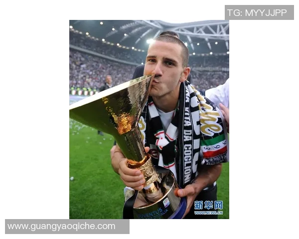 足球球迷泪别传奇球星 深情送行展现无限敬意与不舍