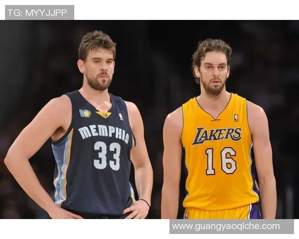 足球篮球巨星同框合影展现体育跨界魅力与友谊无界限